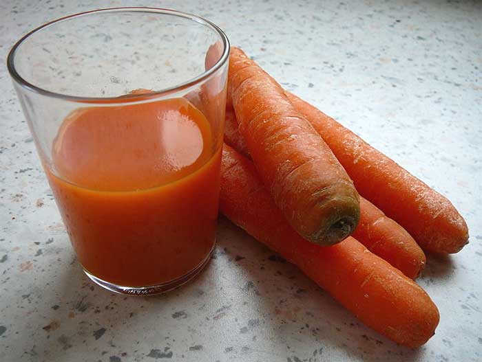 Carrots and a glass of carrot juice