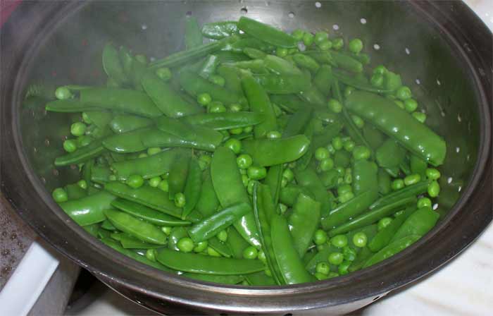 steamed green peas