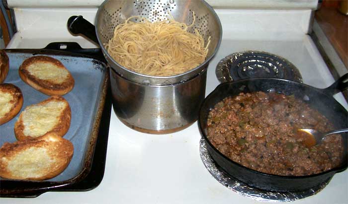 Spaghetti and meatsauce with oregano and garlic toast